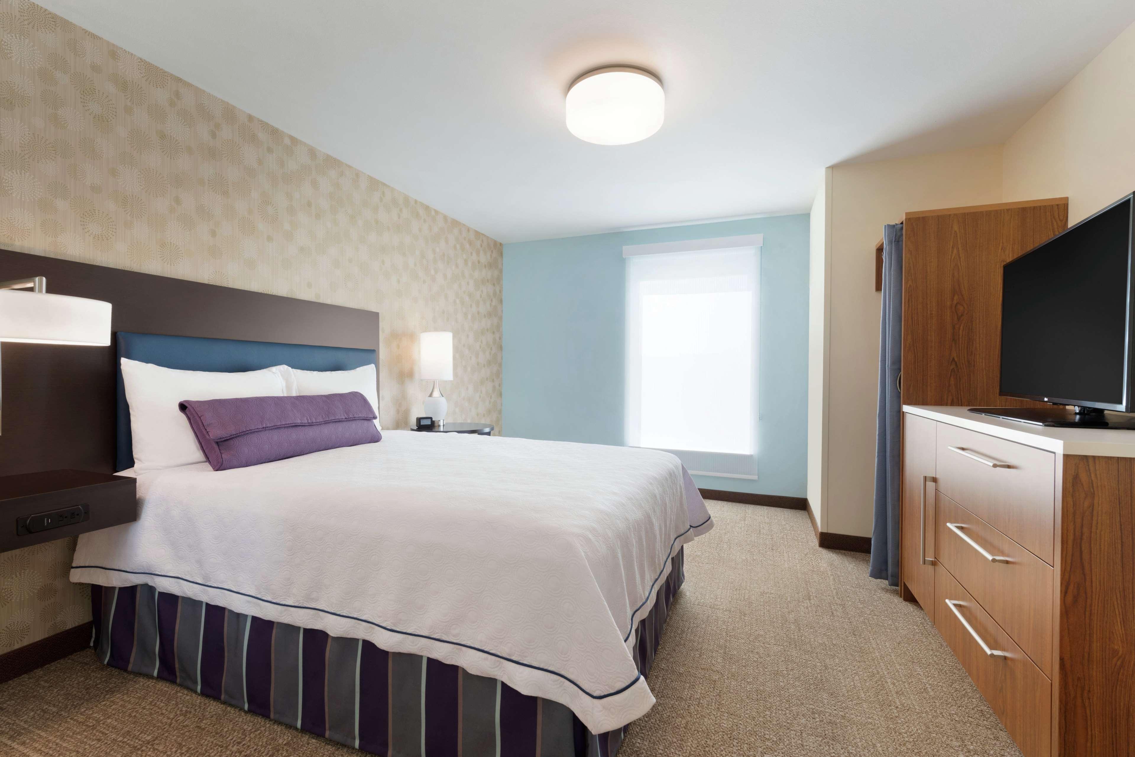 SUITE, KING BED, ACCESSIBLE