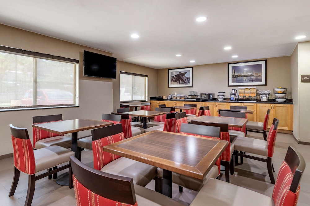 Comfort Inn & Suites Austin North Loop 33/46