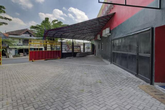 OYO 3198 Sukomanunggal Inn 39/49