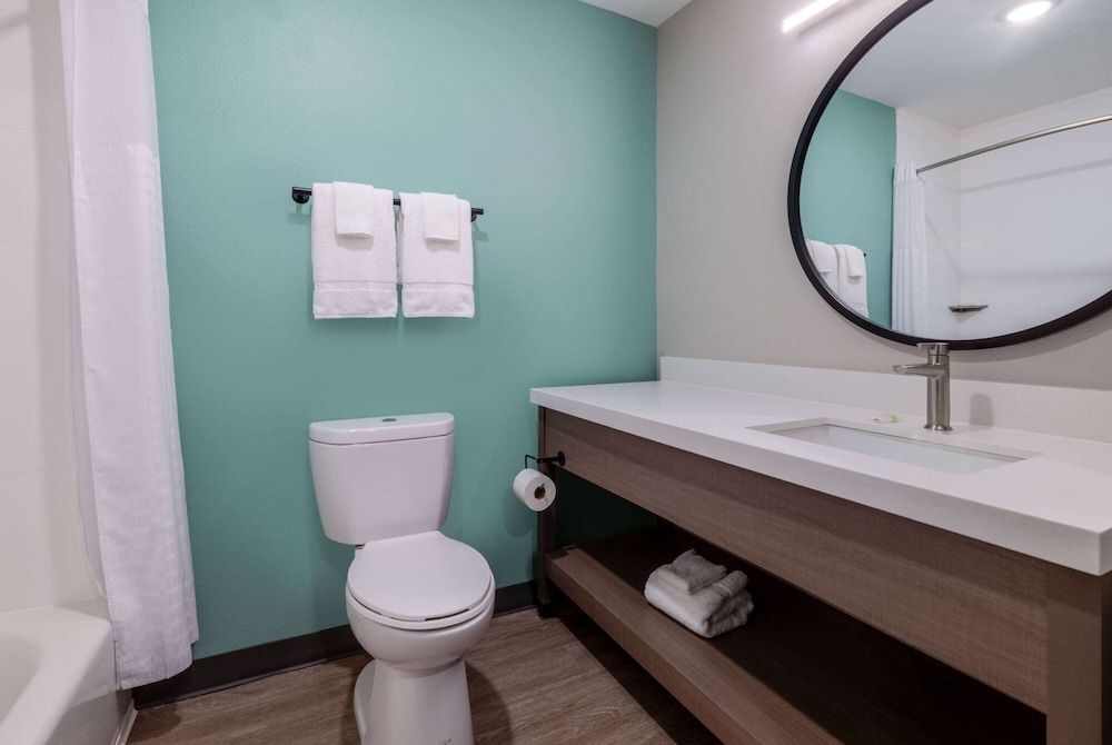 ECHO Suites Extended Stay by Wyndham Richmond West 43/49