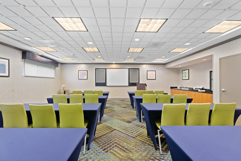 Holiday Inn Express Hotel & Suites Bethlehem 68/72