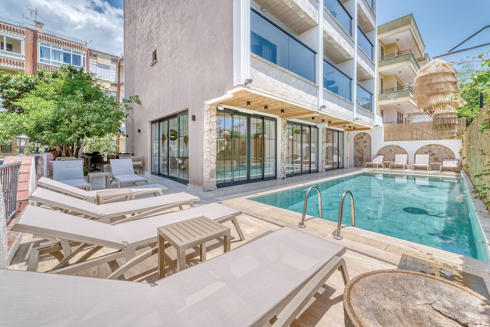 Hildegard Hotel 2/50
