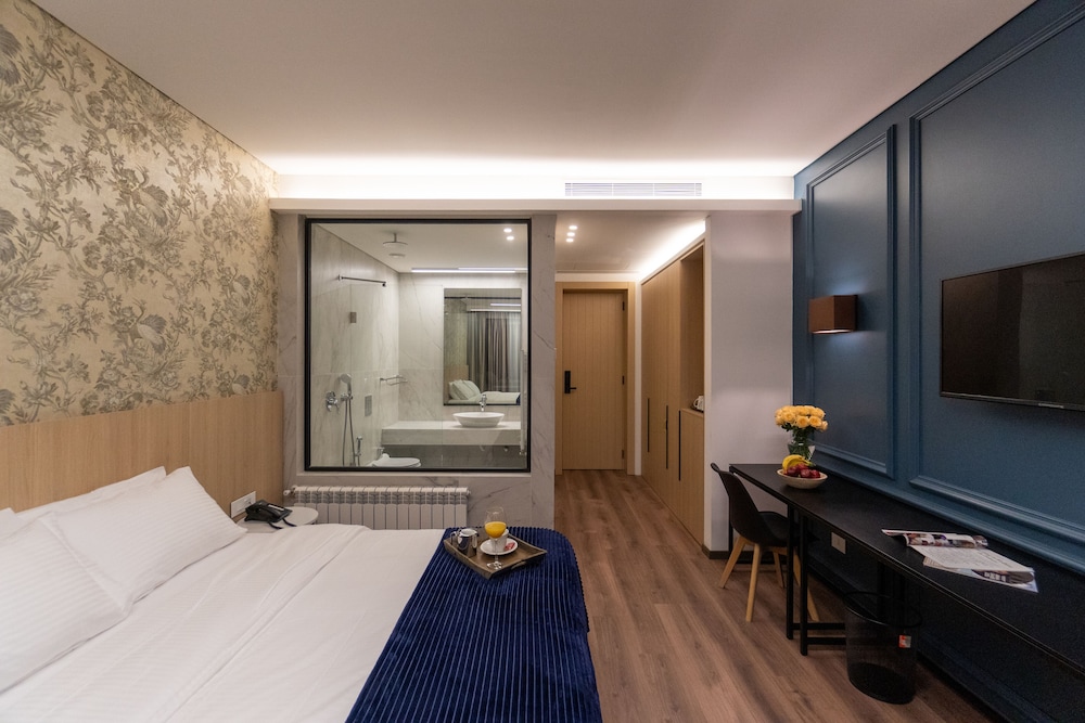 Votre Hotel 19/68