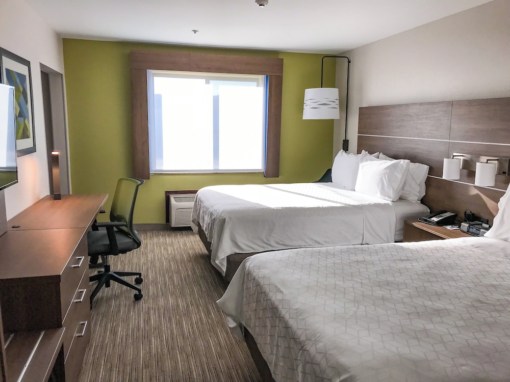 Standard, 2 Queen Beds, Extra Floor Space