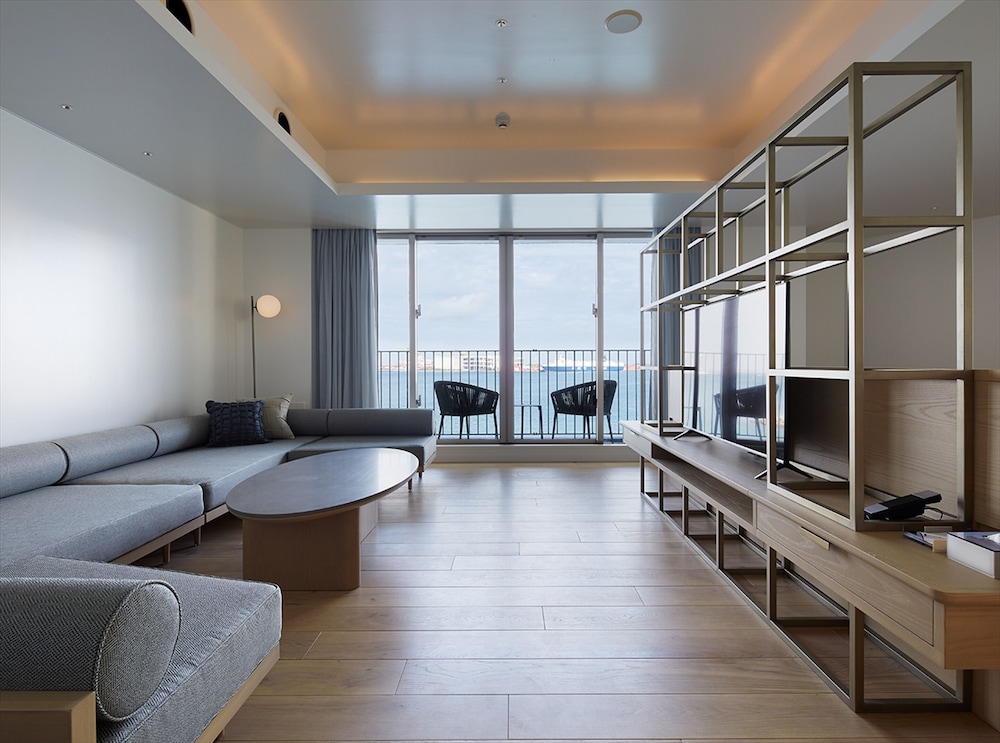 Hotel Anteroom Naha 30/50