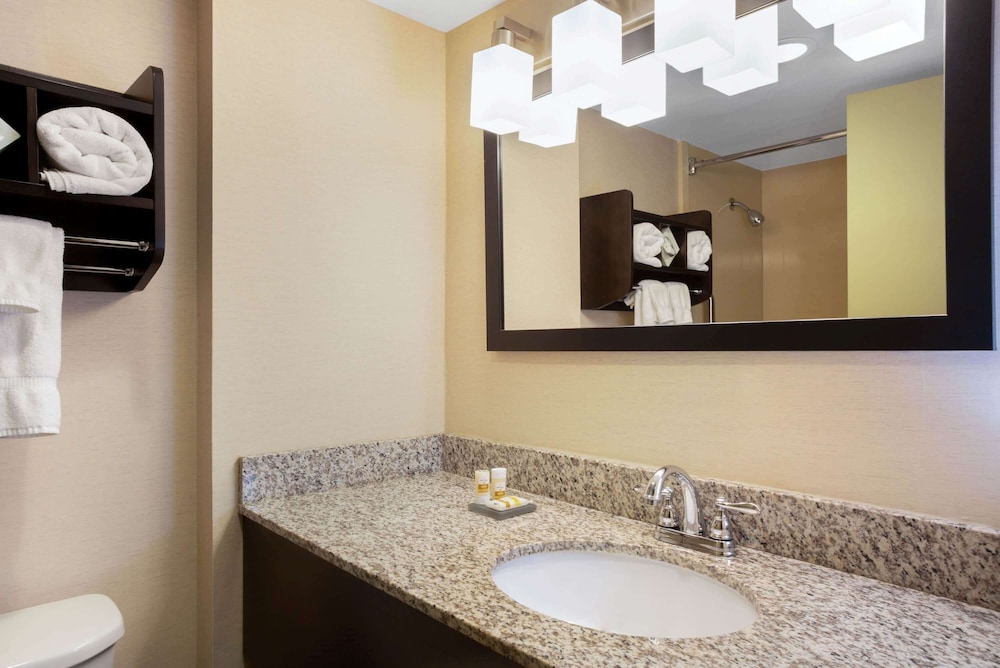 La Quinta Inn & Suites by Wyndham Springfield MA 18/43