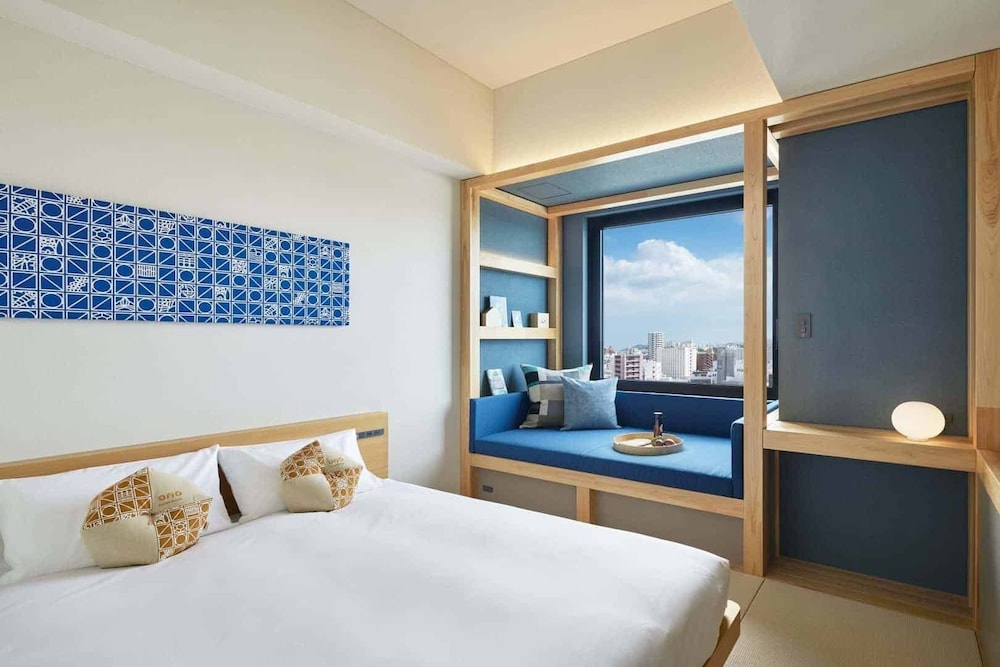 ROOM, QUEEN BED