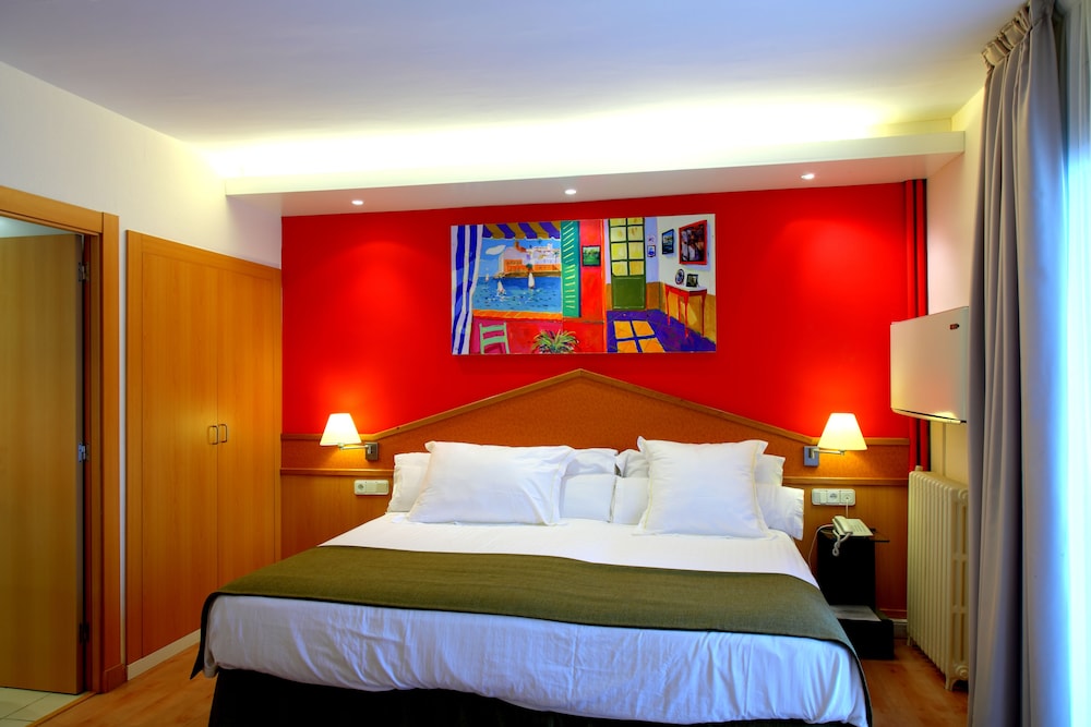 ROOM, DOUBLE OR TWIN BED