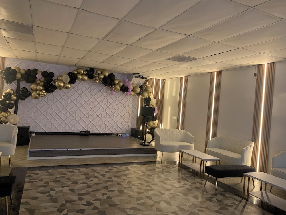 R Nite Star Inn & Suite 9/65