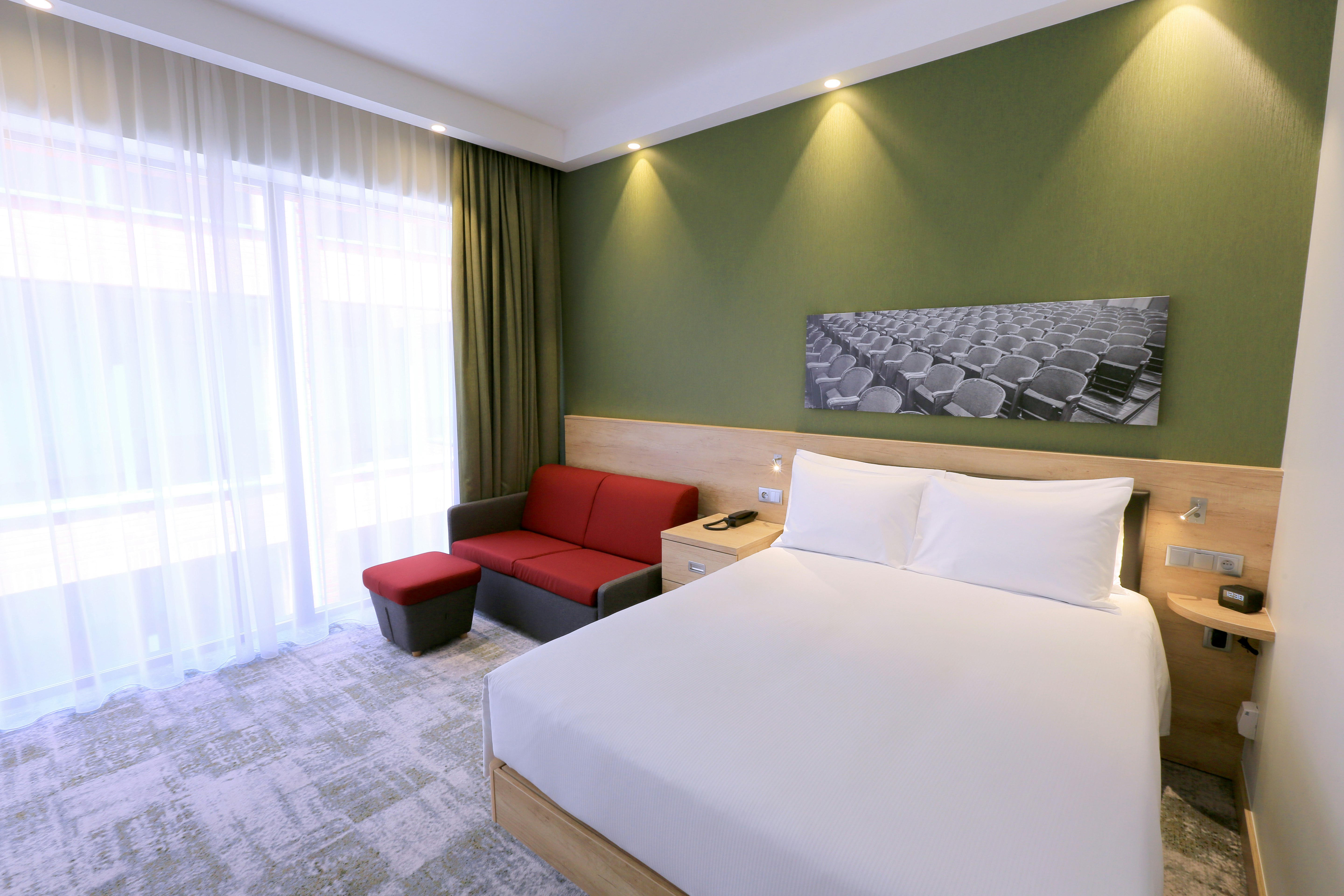 ROOM, QUEEN BED