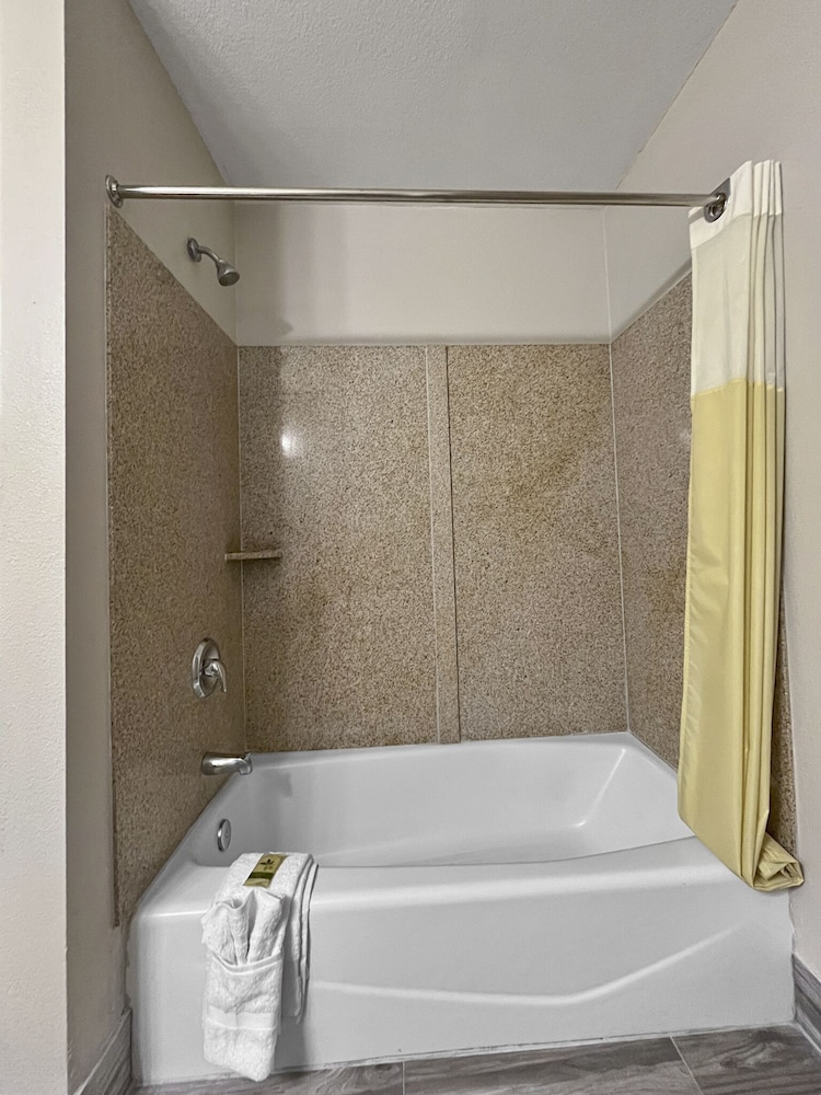 Rodeo Lodge (ex Americas Best Value Inn and Suites-Clovis/Fresno) 57/59