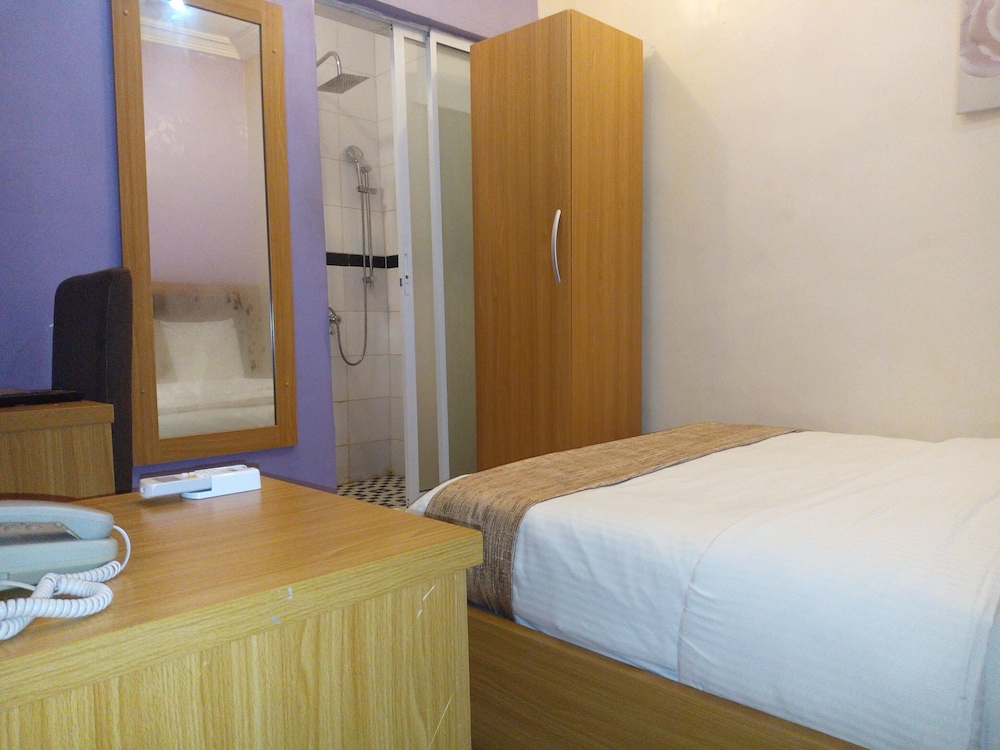 Euro Lounge And Suites 4/16