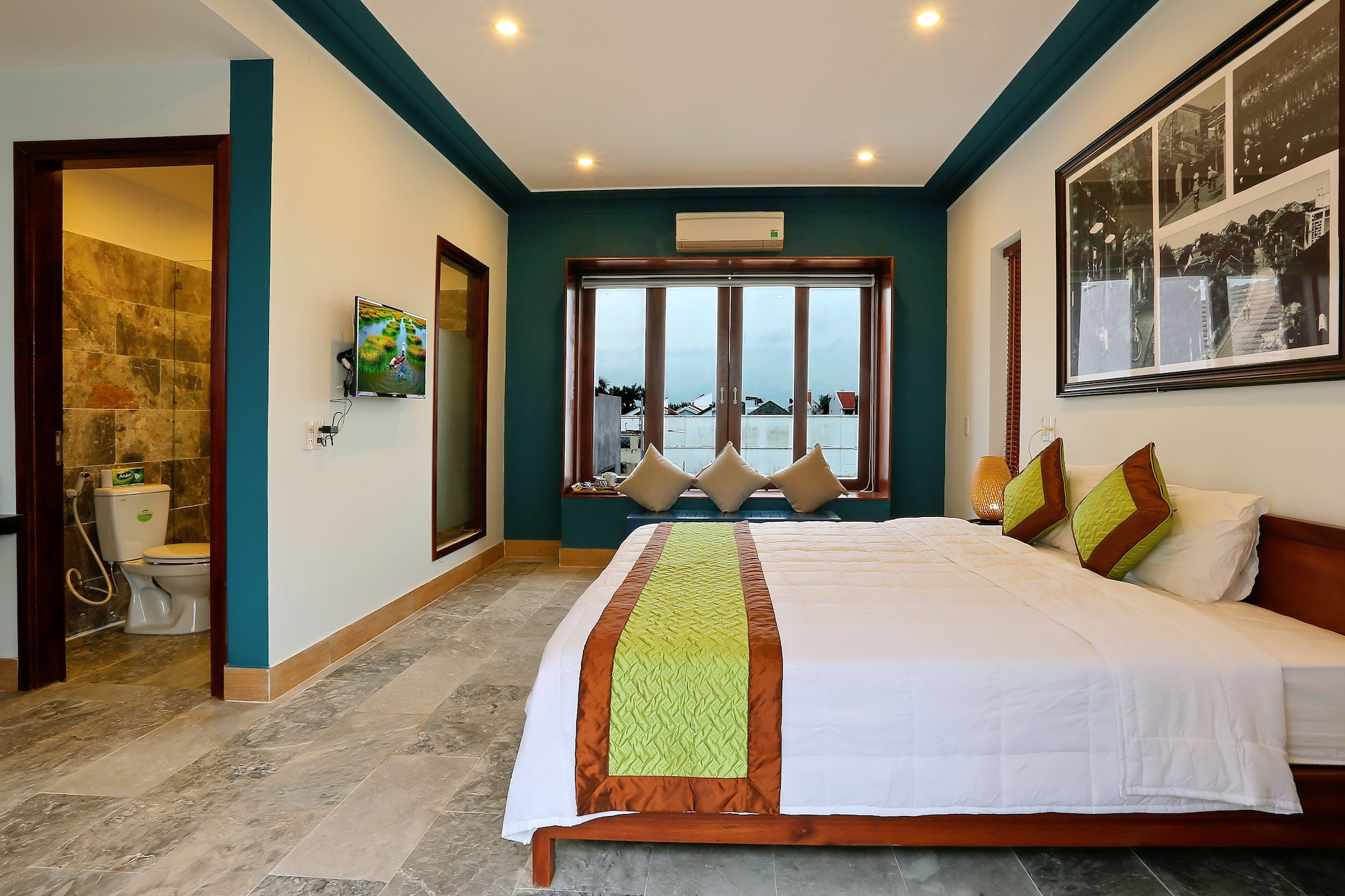 SUITE, TRIPLE, BALCONY