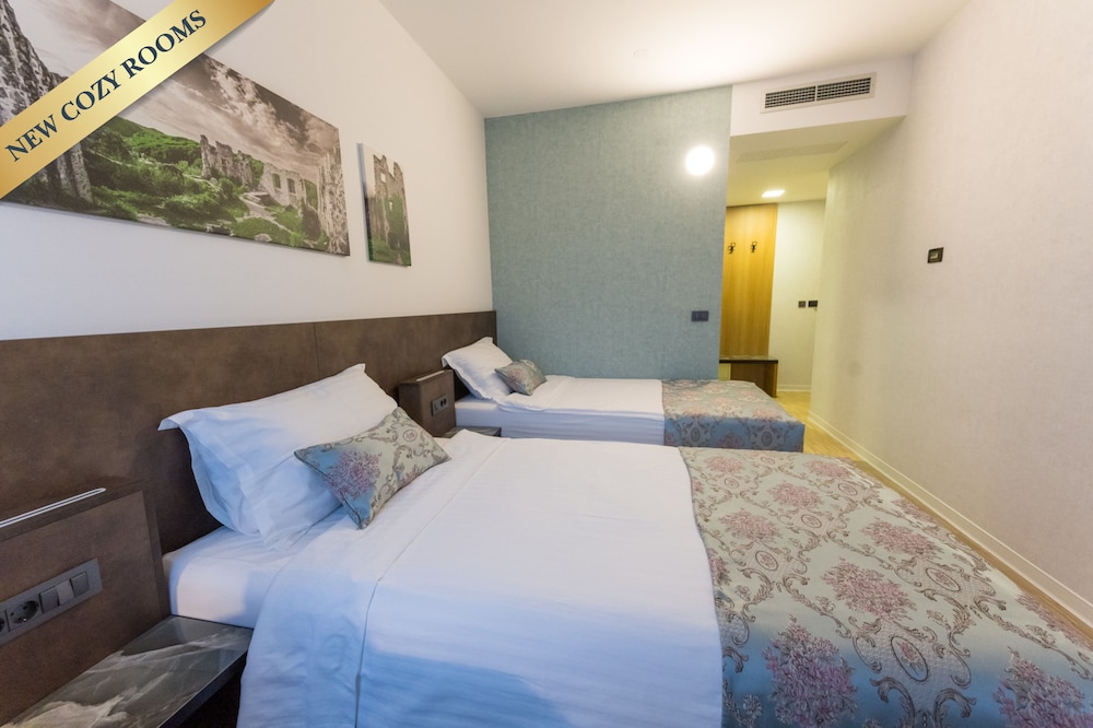 COMFORT, 2 QUEEN BEDS