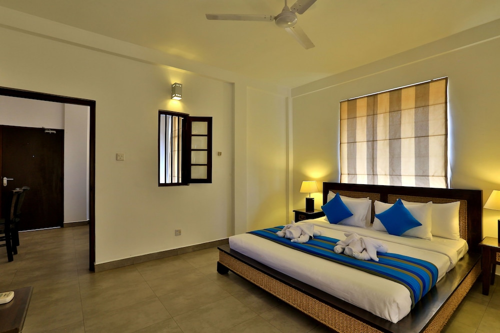 ST. LACHLAN HOTEL AND SUITES 11/64