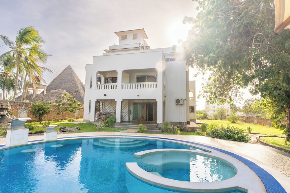 Queens Chateau Boutique Villa 42/50