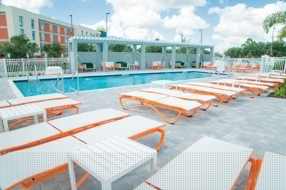 Holiday Inn & Suites Orlando I-Drive - Theme Parks 11/77