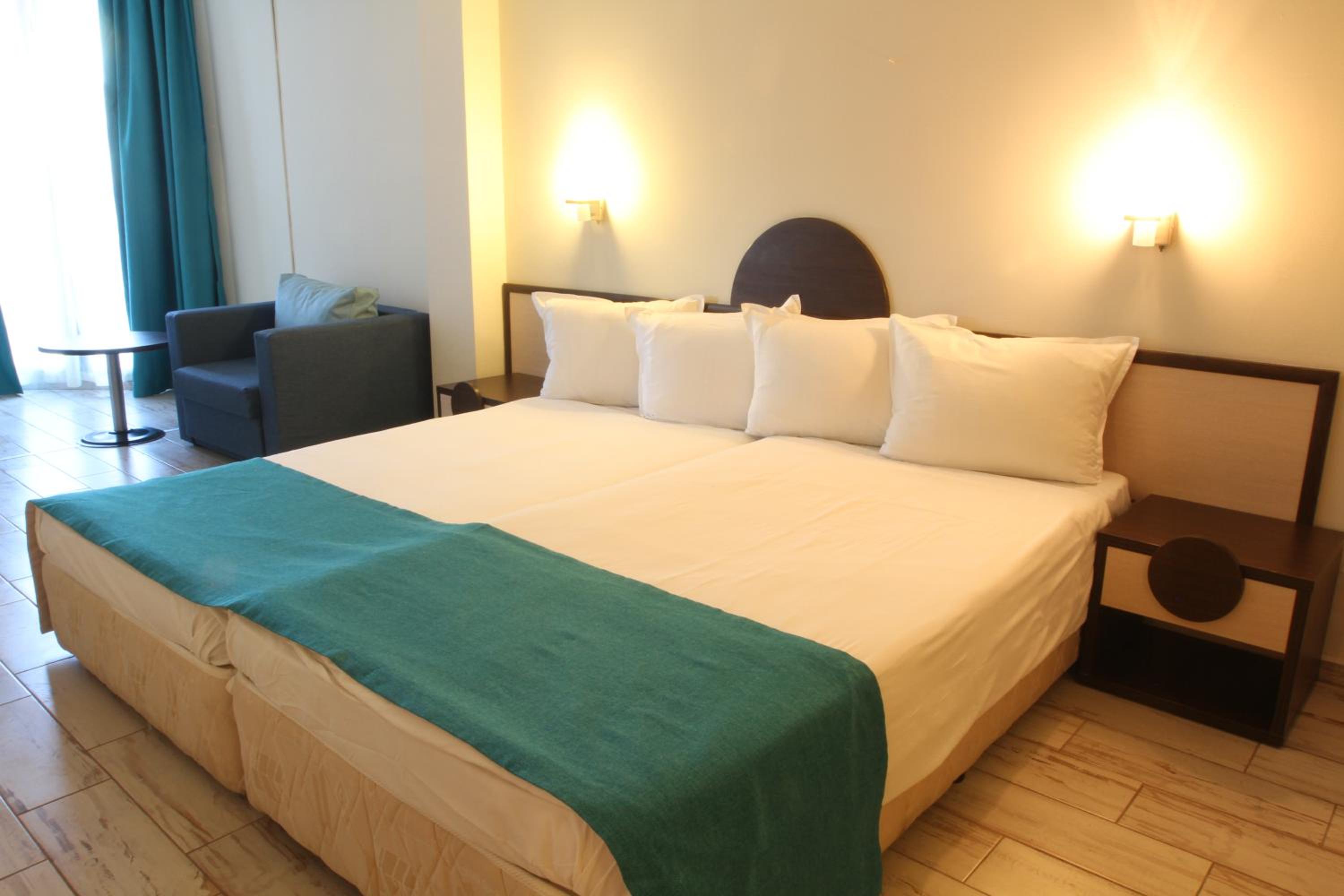 غرفة سوبيريور بسرير فردي بشرفة، Meridian Hotel 3/4