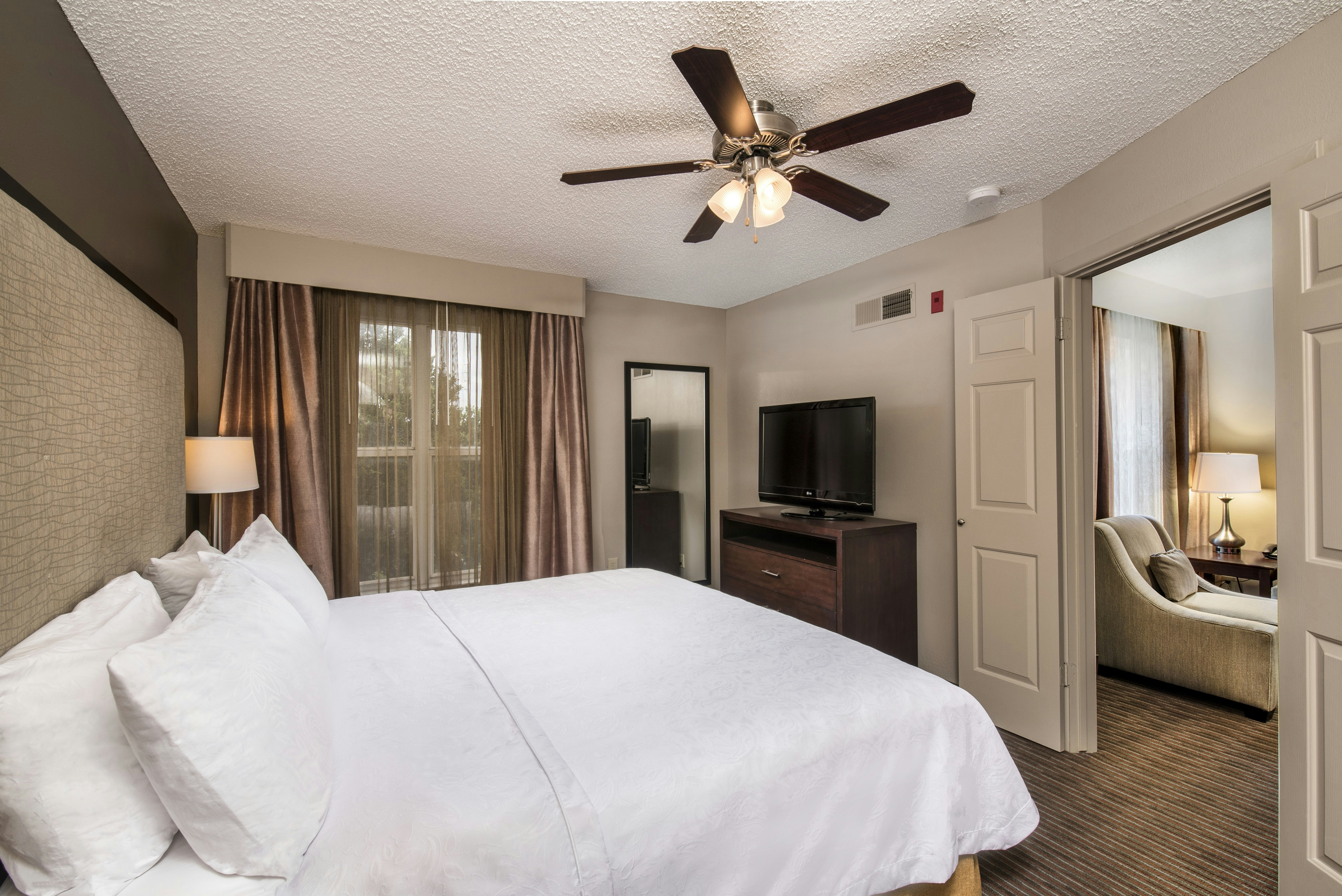 1 BEDROOM, SUITE, KING BED