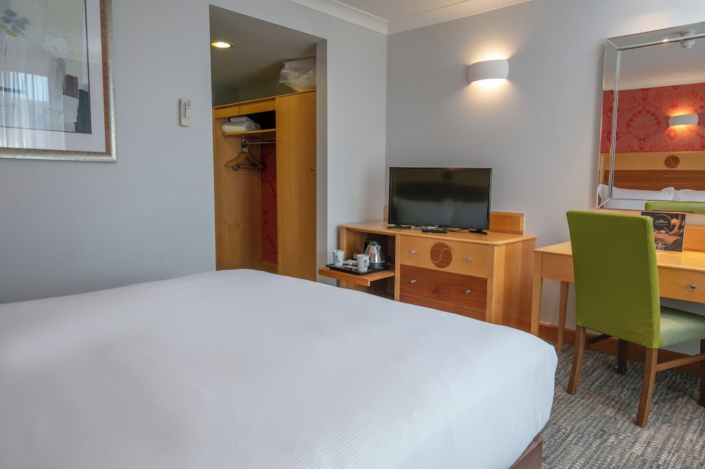 Hampshire Court Hotel & Spa 18/65