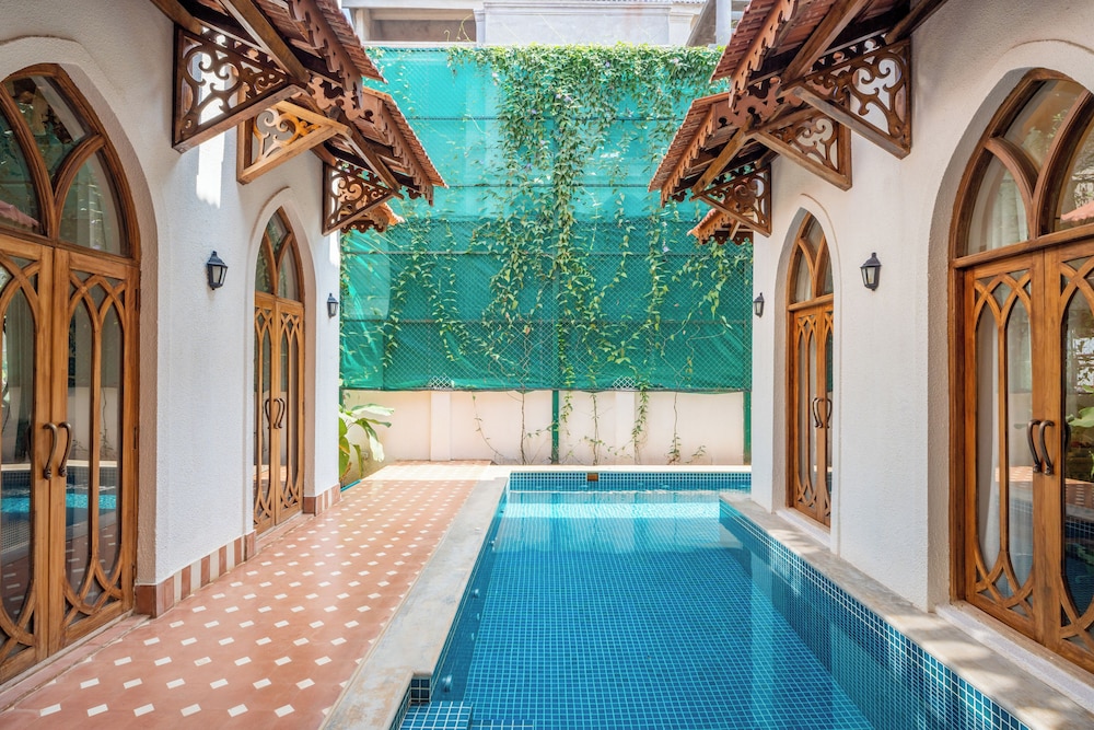 ELIVAAS 4 BHK with Pvt Pool and Media Room Samukha 40/55
