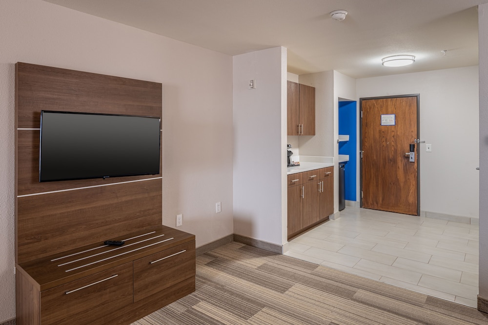Holiday Inn Express Suites N Waco Area West 21/51
