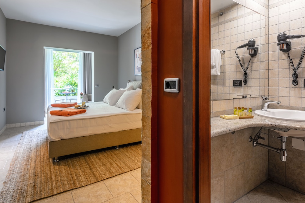 غرفة قياسية ركنية بسرير مزدوج بإطلالة على الحديقة، Boutique Beach Resort Podstine 6/7