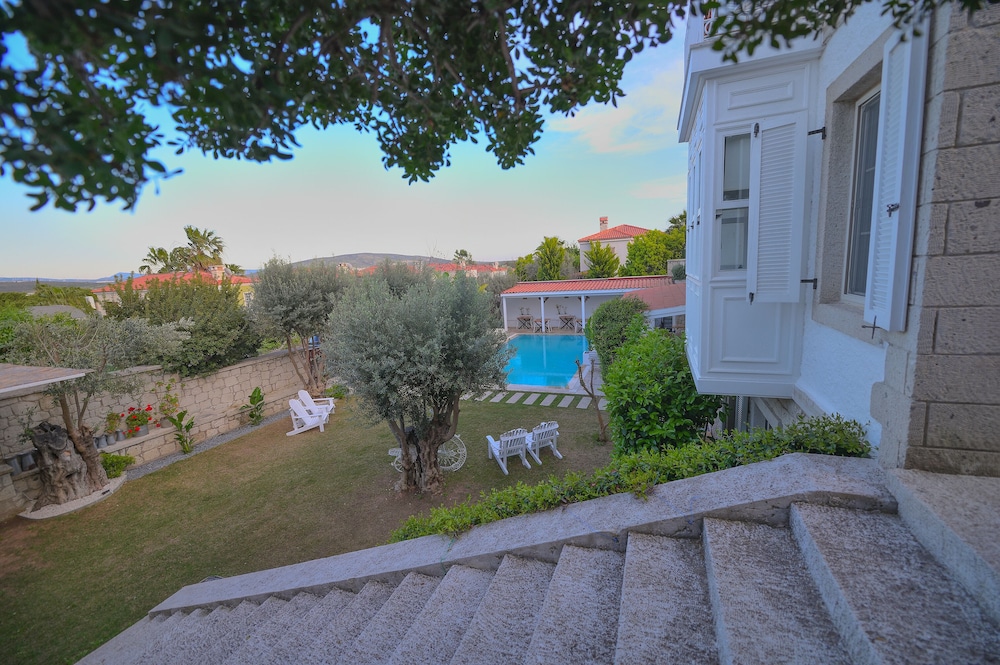 Peremere Alacati Hotel 46/50