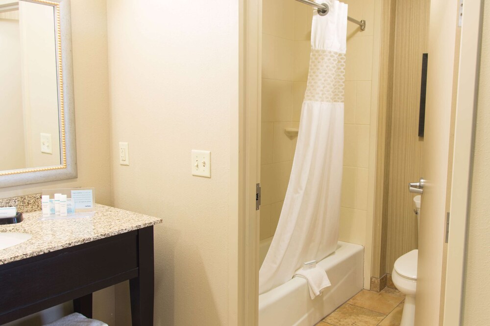 Hampton Inn Suites Dodge City 7/38