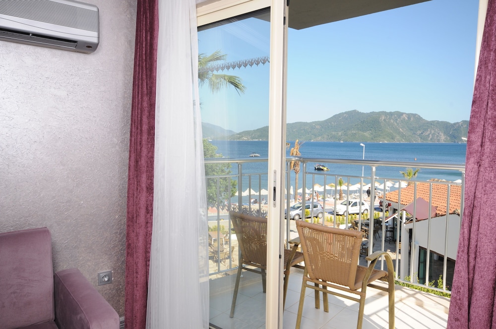 Caprice Beach Hotel 47/67
