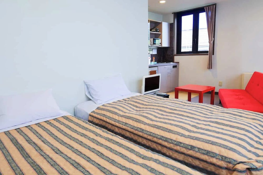 STUDIO, TWIN BEDS, PRIVATE BATHROOM