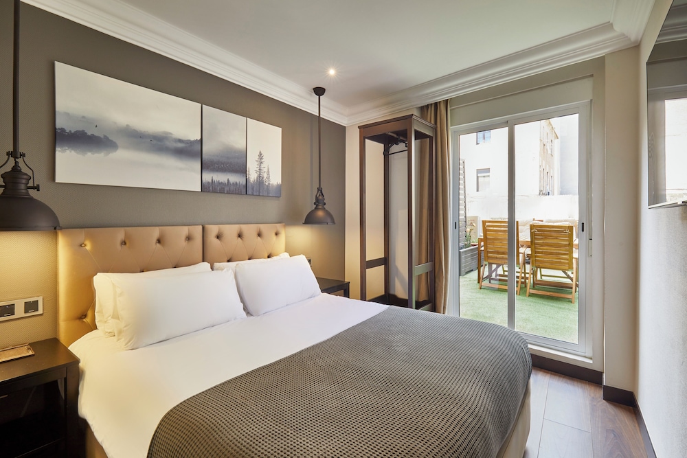 STANDARD, QUEEN BED, TERRACE