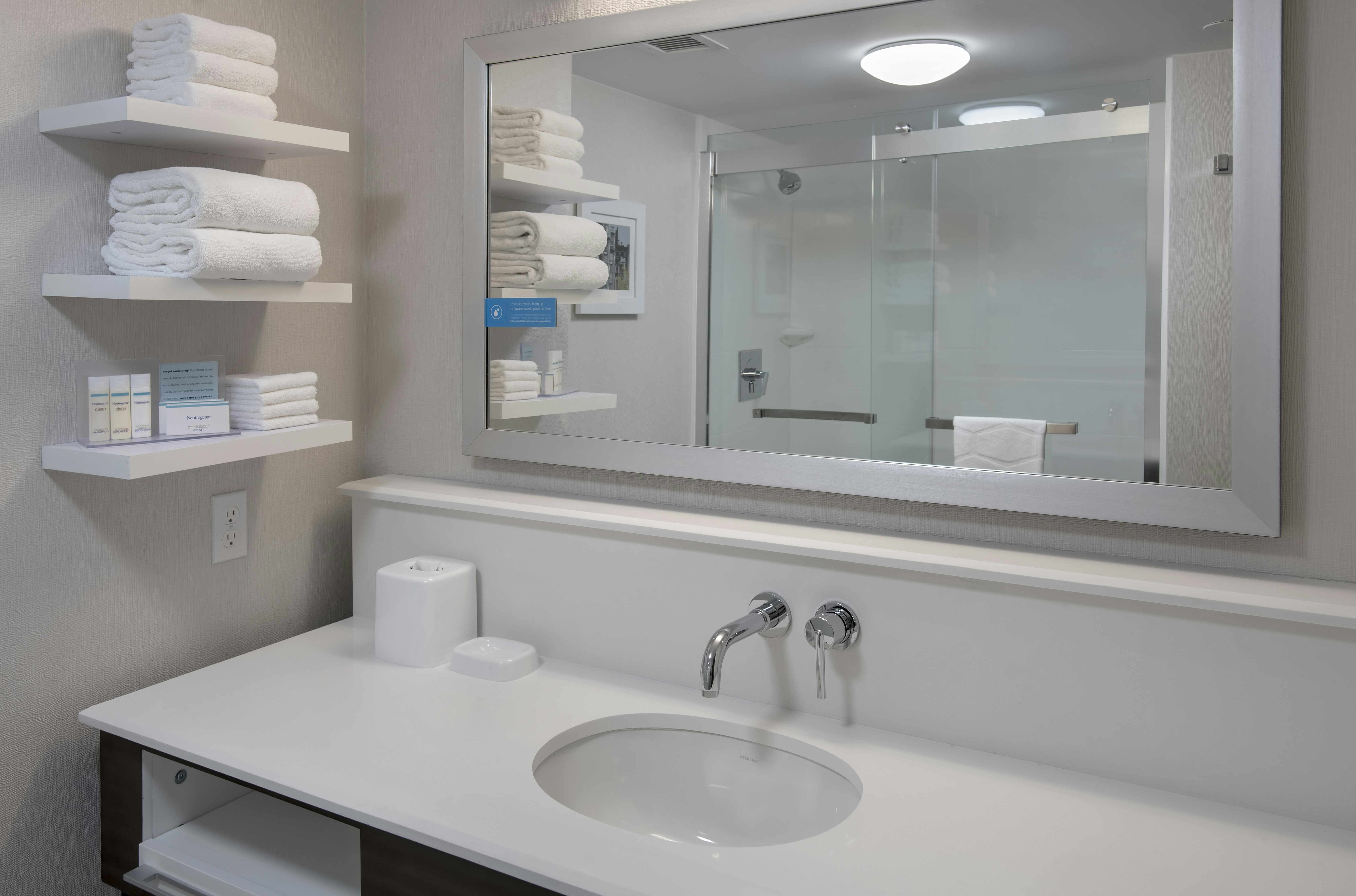 Study, King Bed، Hampton Inn Boston Logan Airport 3/3