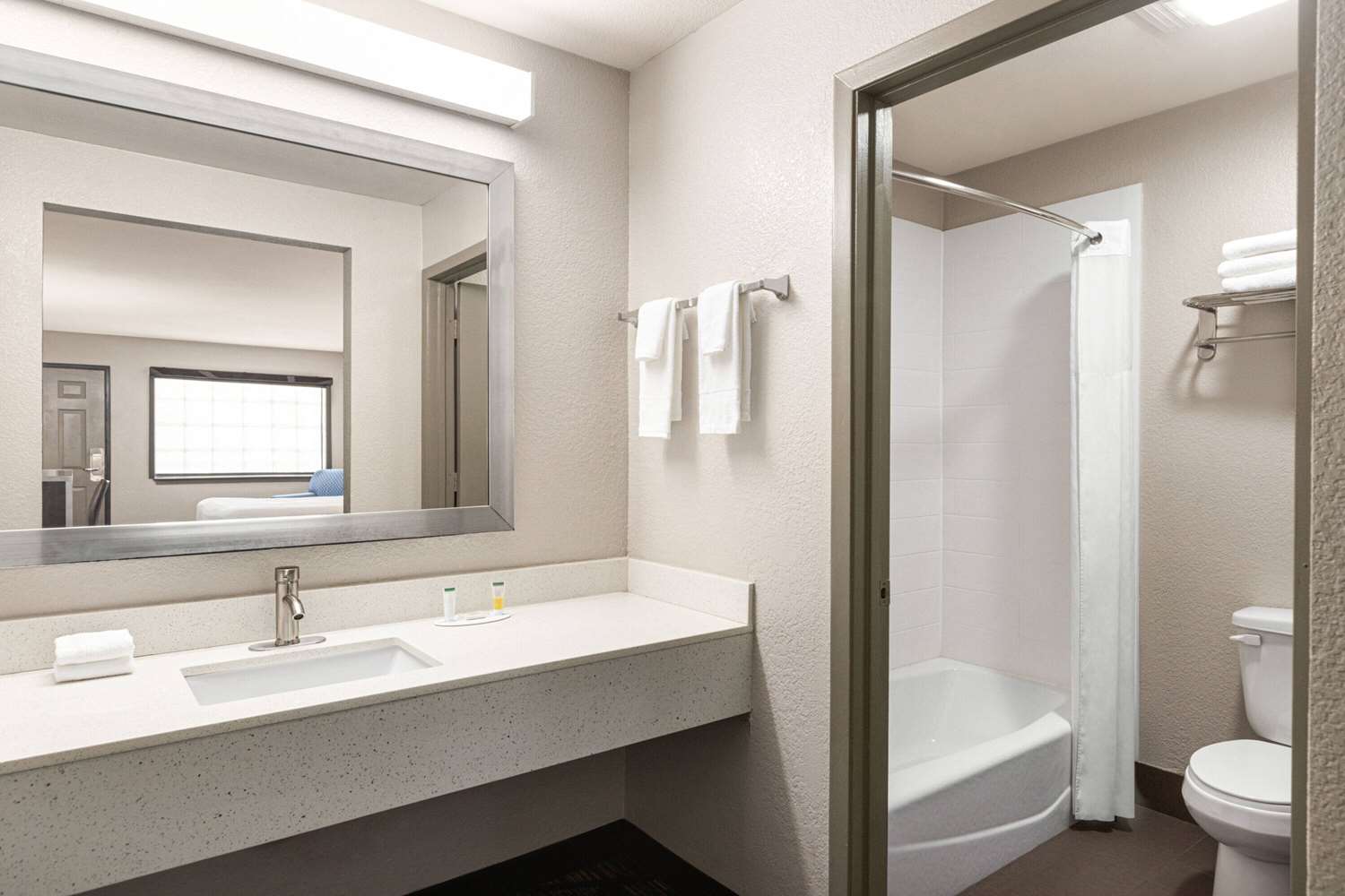 Days Inn By Wyndham San Antonio Near Fiesta Park 34/36