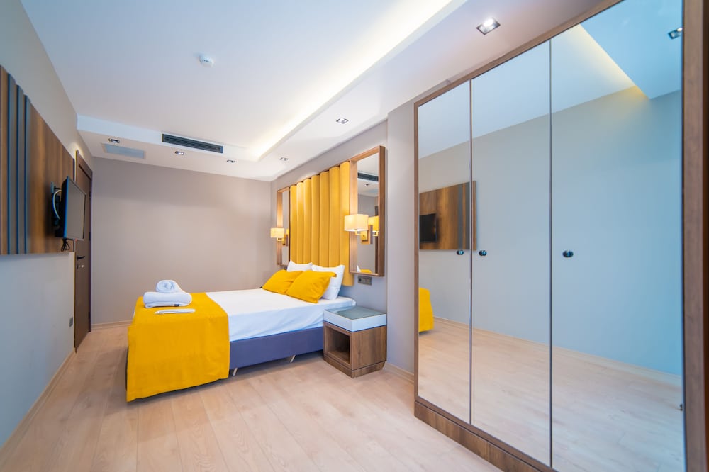 1 BEDROOM, DELUXE, SUITE, JETTED TUB, SMOKING