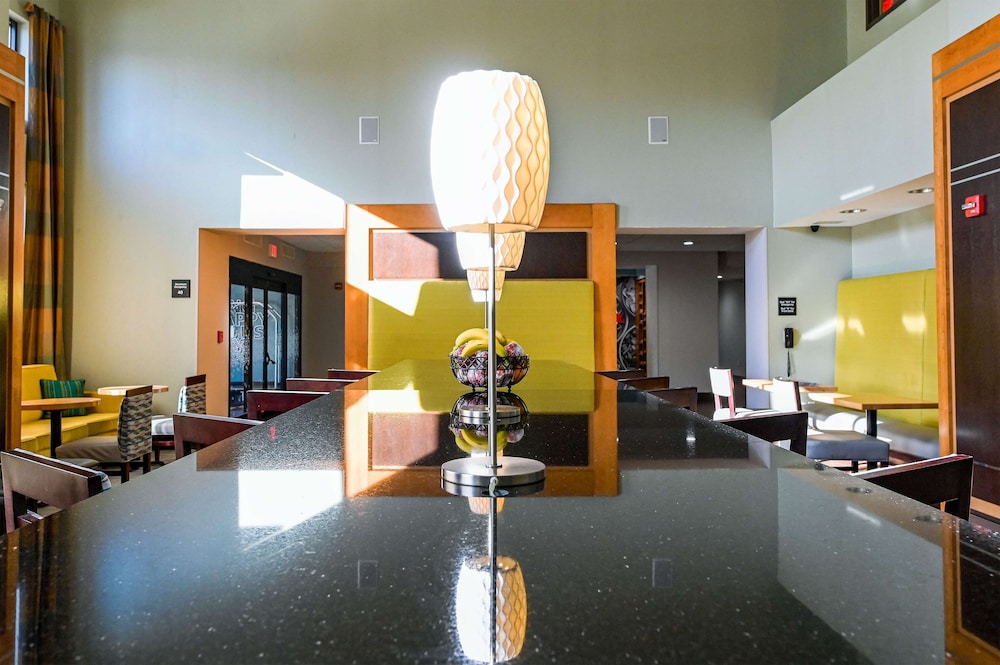 Hampton Inn Suites Smithfield 23/31