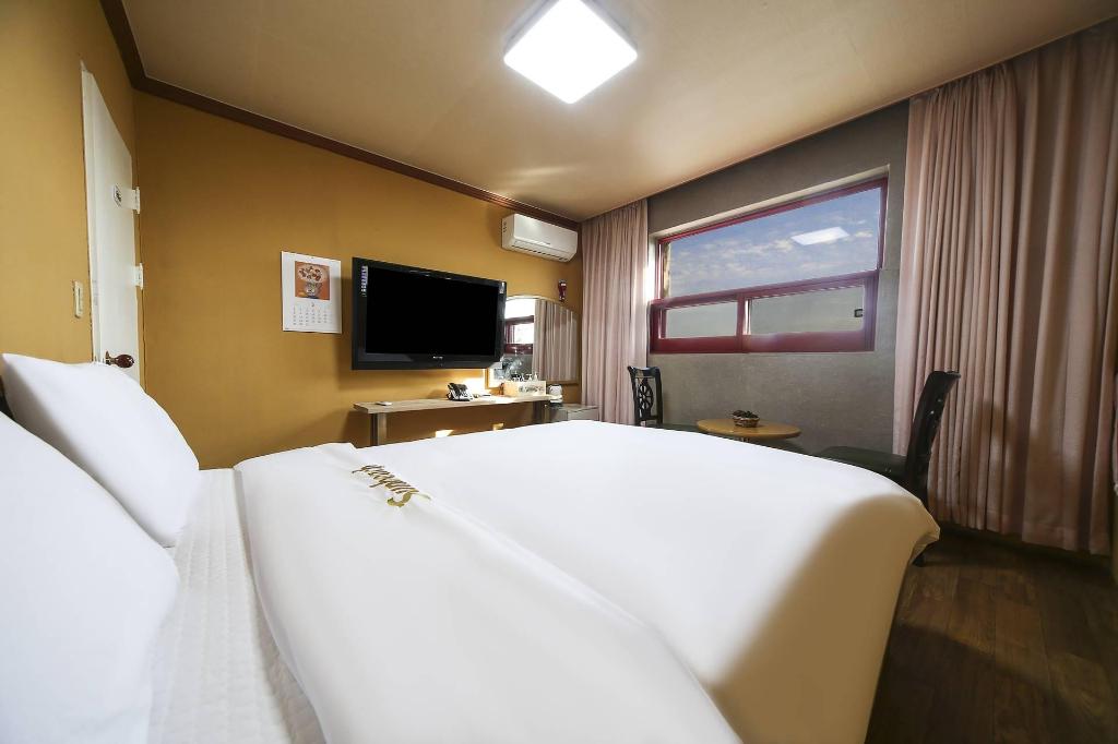 Mountain, Queen Bed