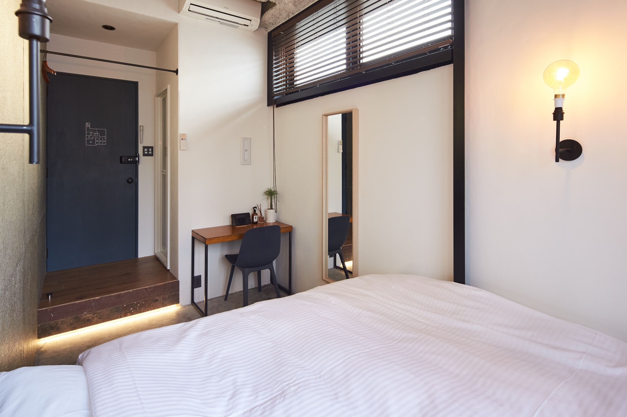 ROOM, DOUBLE BED