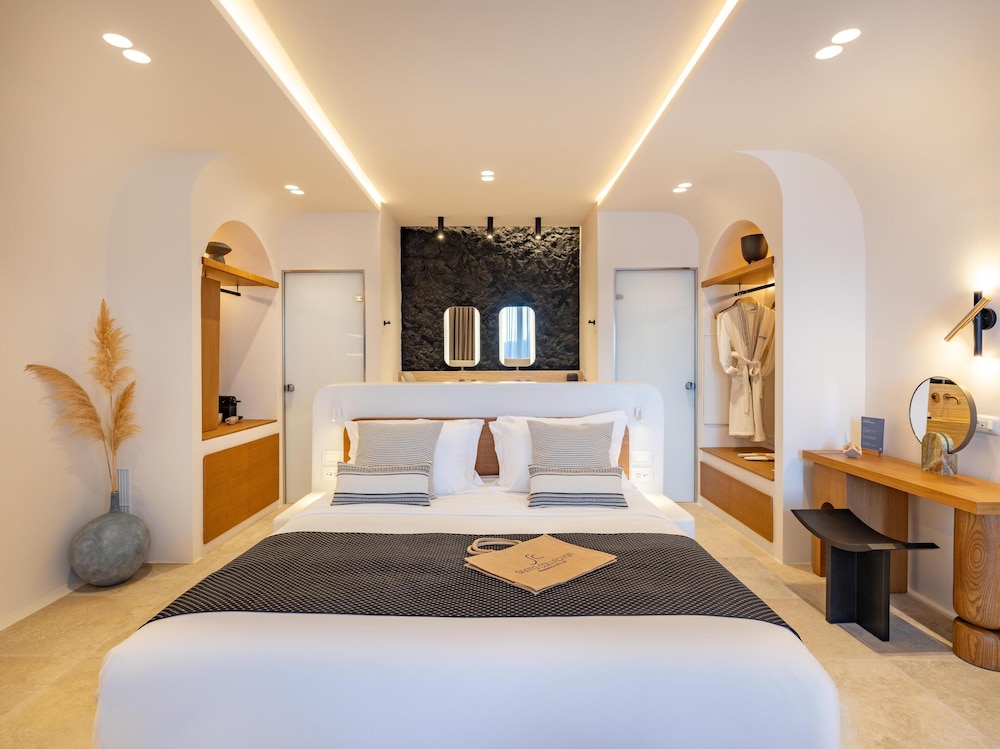 Junior Suite, King Bed, Partial Sea View, Pool or Jetted Tub