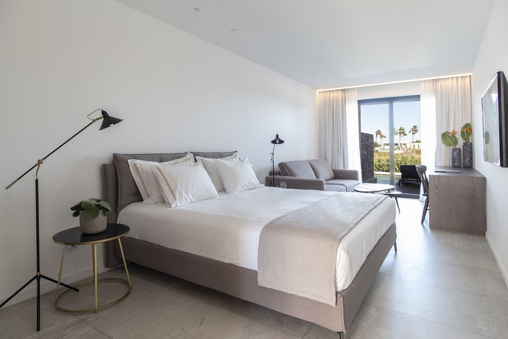 DELUXE, SUITE, SHARED POOL