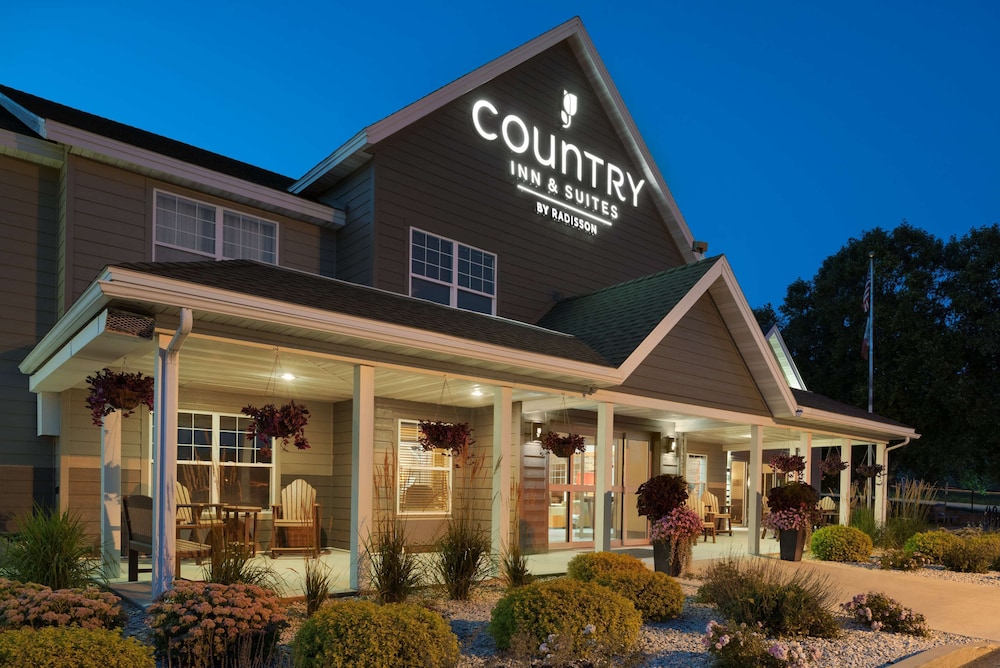 Country Inn & Suites By Radisson, Decorah, IA 1/42