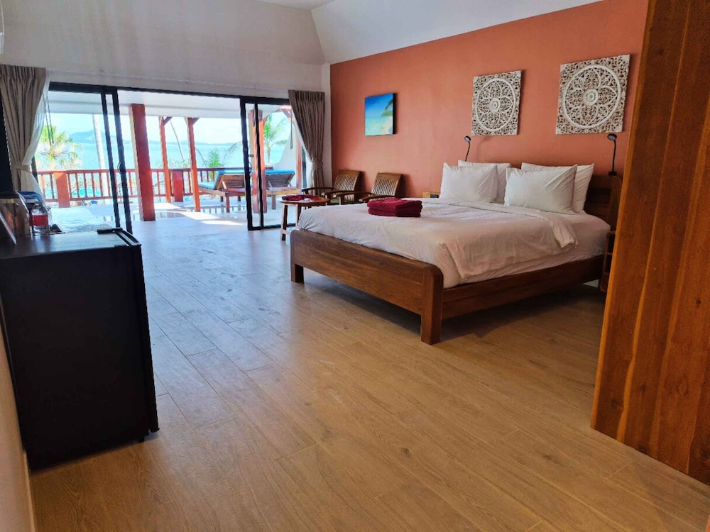 DELUXE, KING BED, BAY VIEW