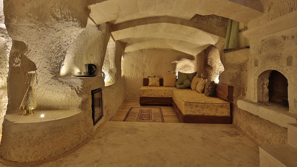 Golden Cave Suites 40/55