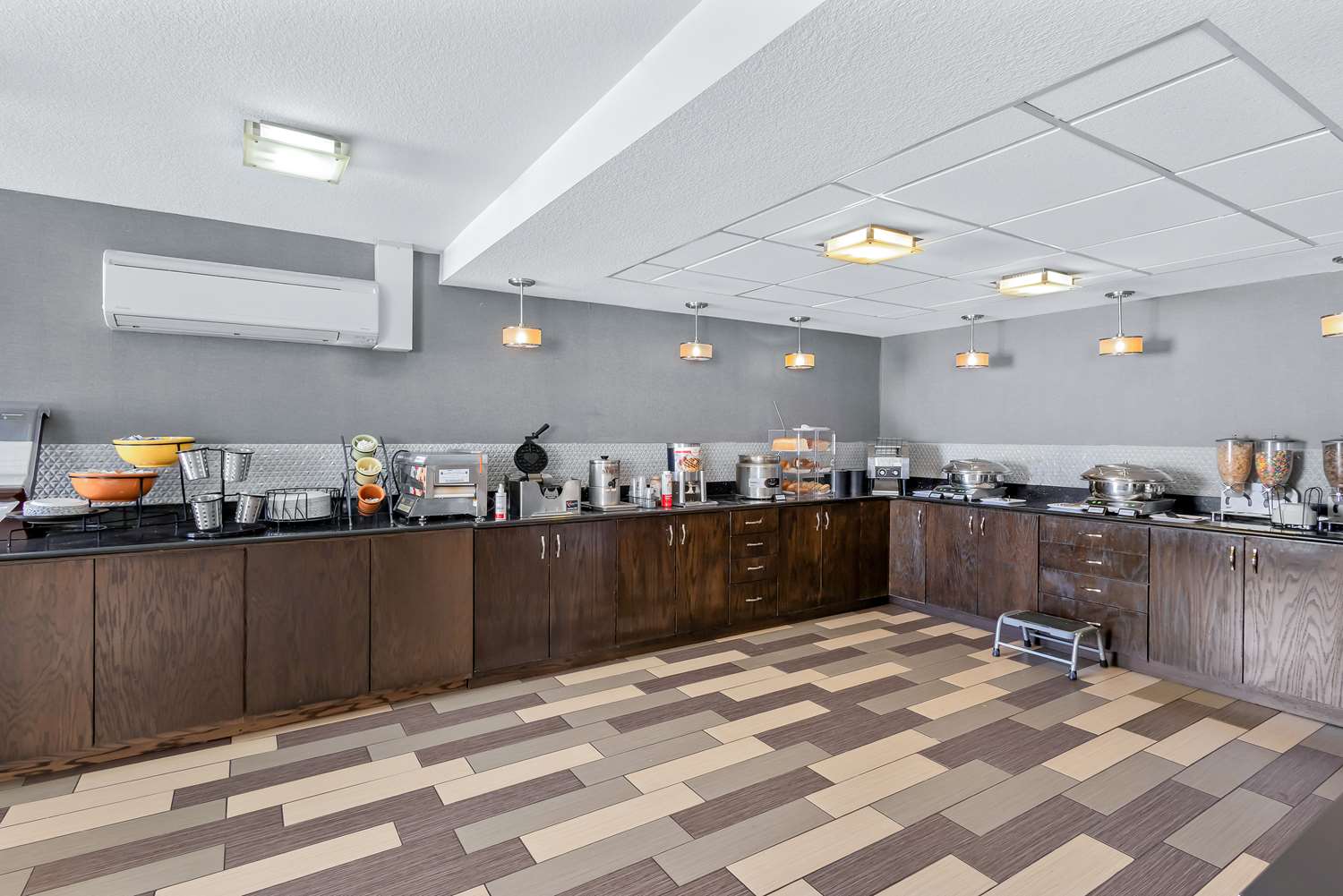 Best Western Luxbury Inn Fort Wayne 3/12