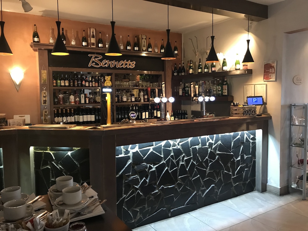Bennetts Hotel 6/50