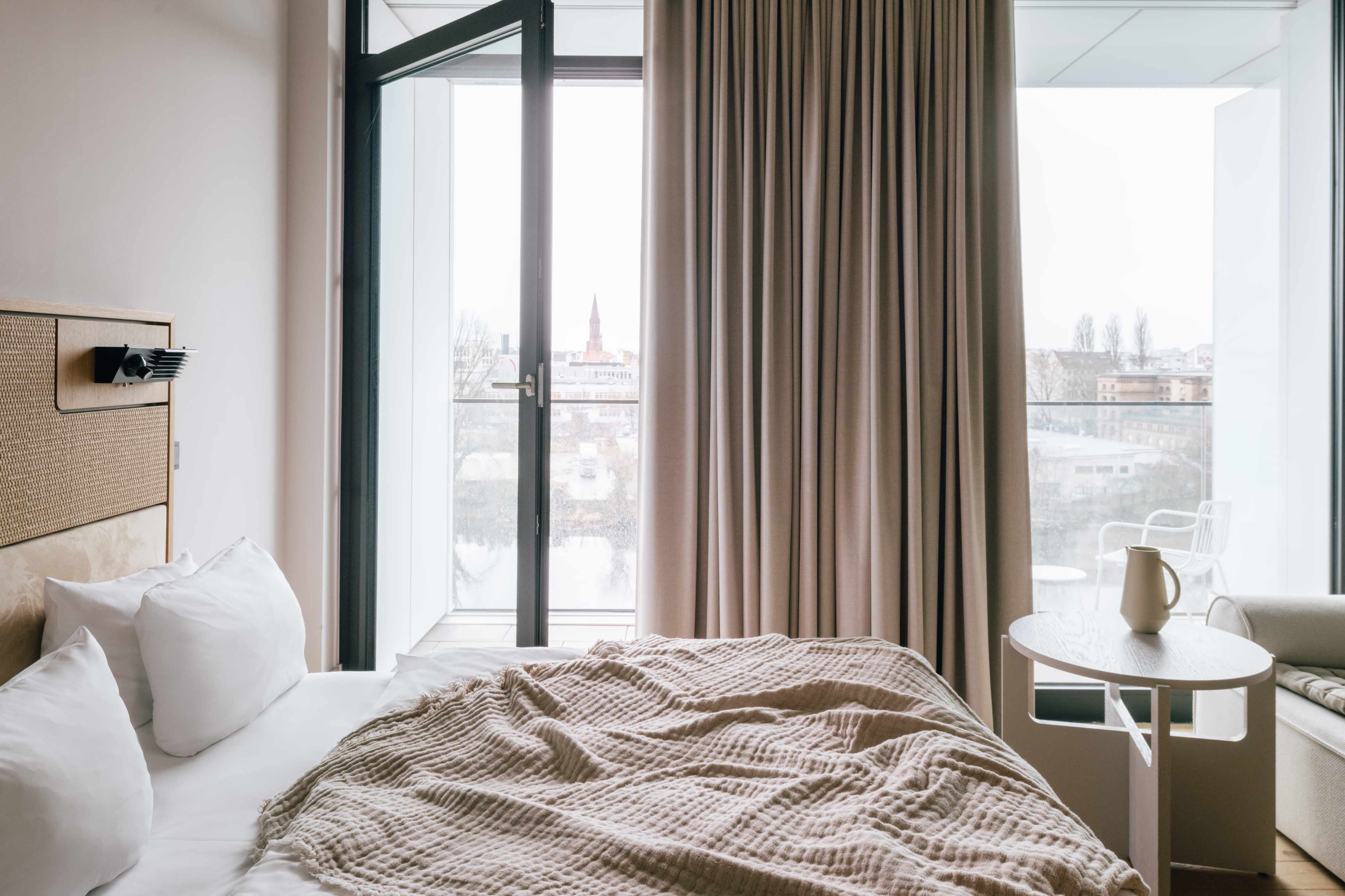Studio, Queen Bed, River View