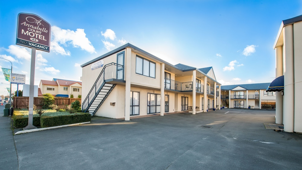 ANNABELLE COURT MOTEL 25/33