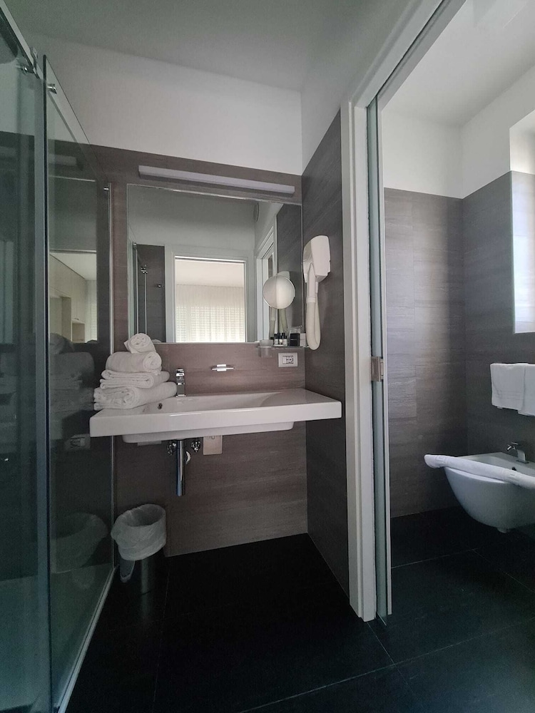 غرفة بسرير كينج بإطلالة على المدينة، Hesperia Hotel & Residence 4/5