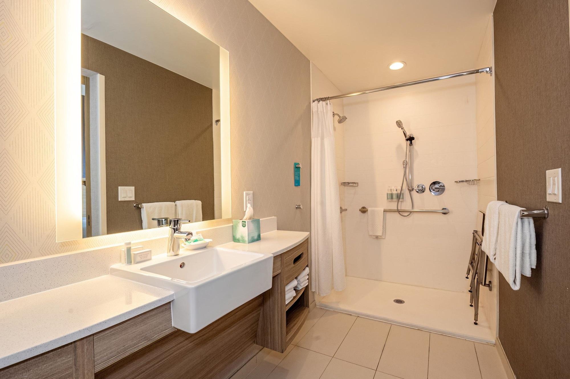 suite, multiple beds