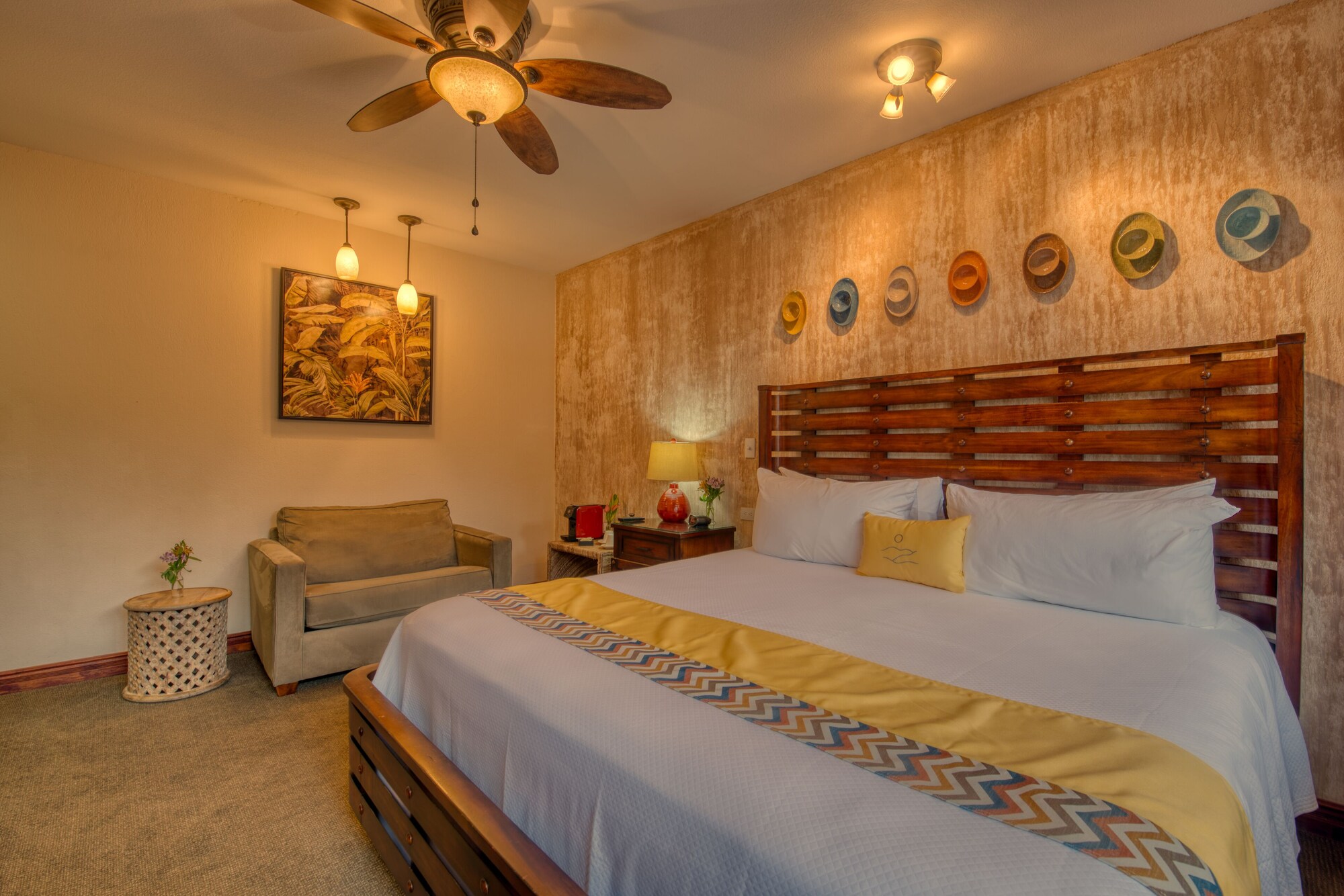 DELUXE, KING BED